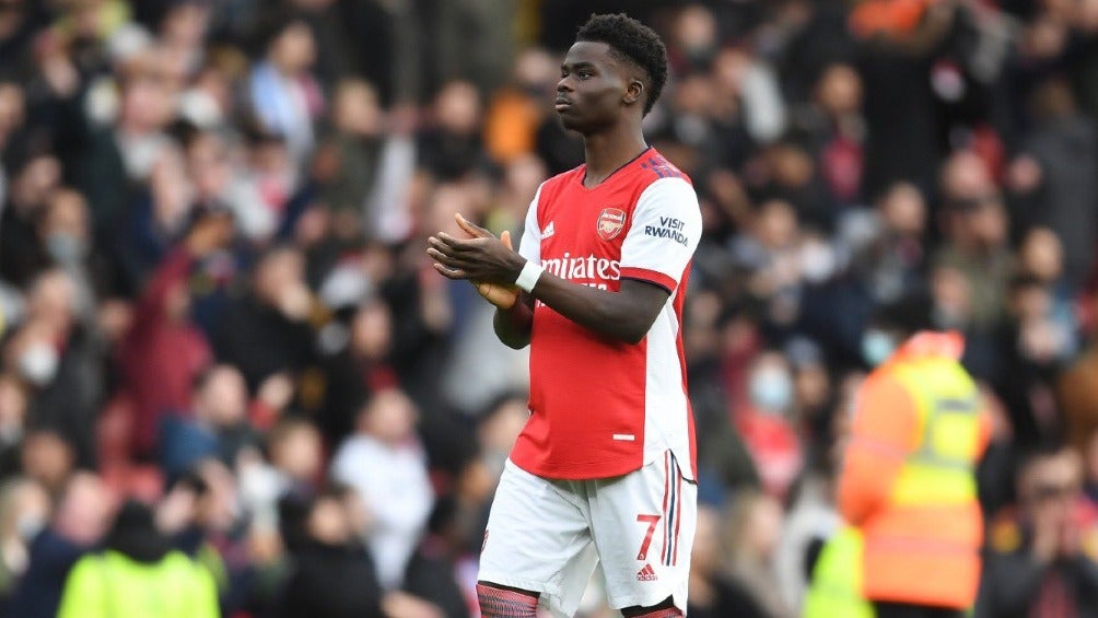 Bukayo Saka jugando partido con el Arsenal en la Premier League