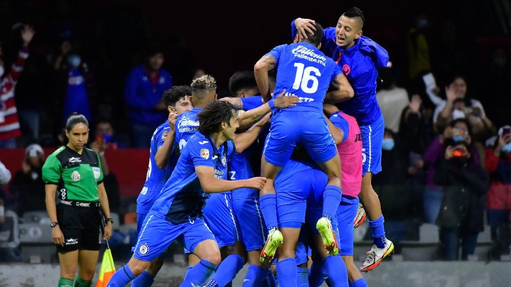 Cruz Azul celebrando gol en partido de la Liga MX