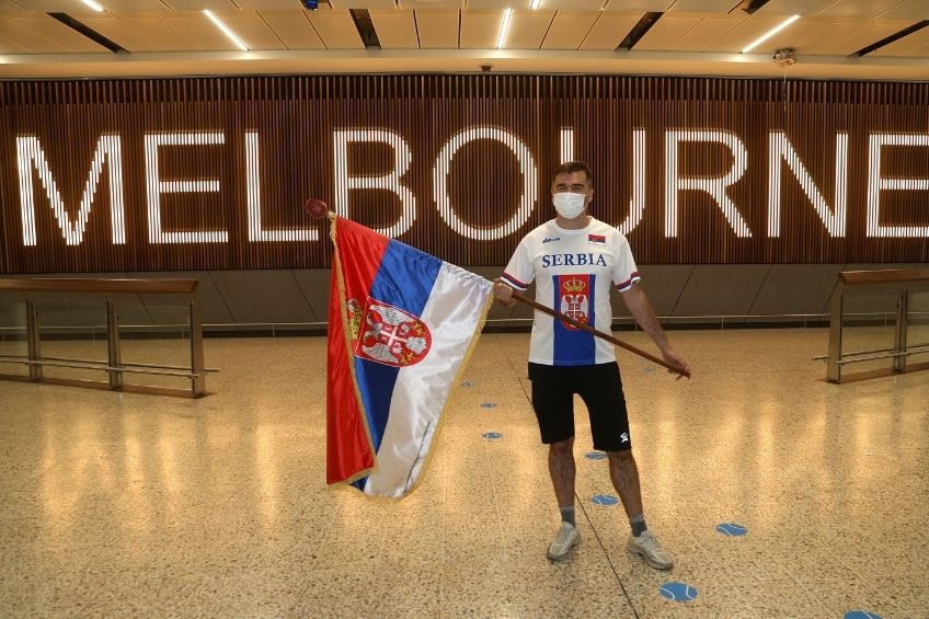 Un seguidor de Djokovic lo esperaba en el Aeropuerto