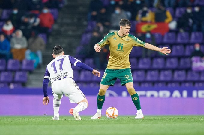 Guido Rodríguez en acción con Betis