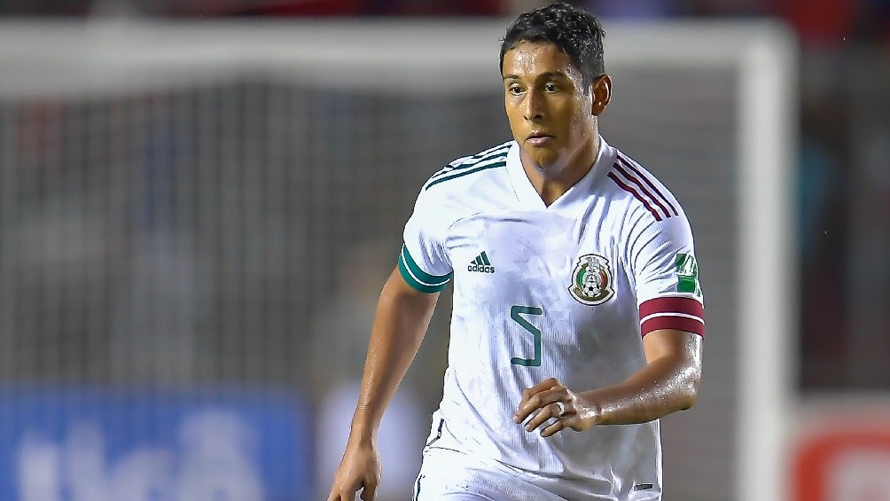 Luis Romo jugando partido con la Selección Mexicana