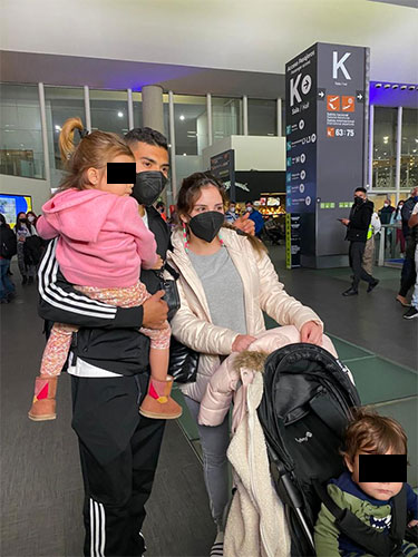 Orbelín junto a su familia en el Aeropuerto