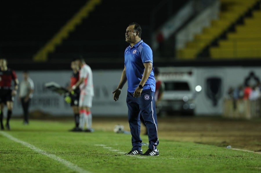 Juan Reynoso durante un partido con Cruz Azul