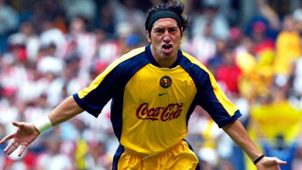 Iván Zamorano en un partido del América