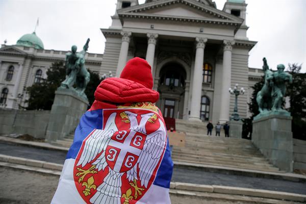 Aficionados de Nole afuera del parlamento serbio