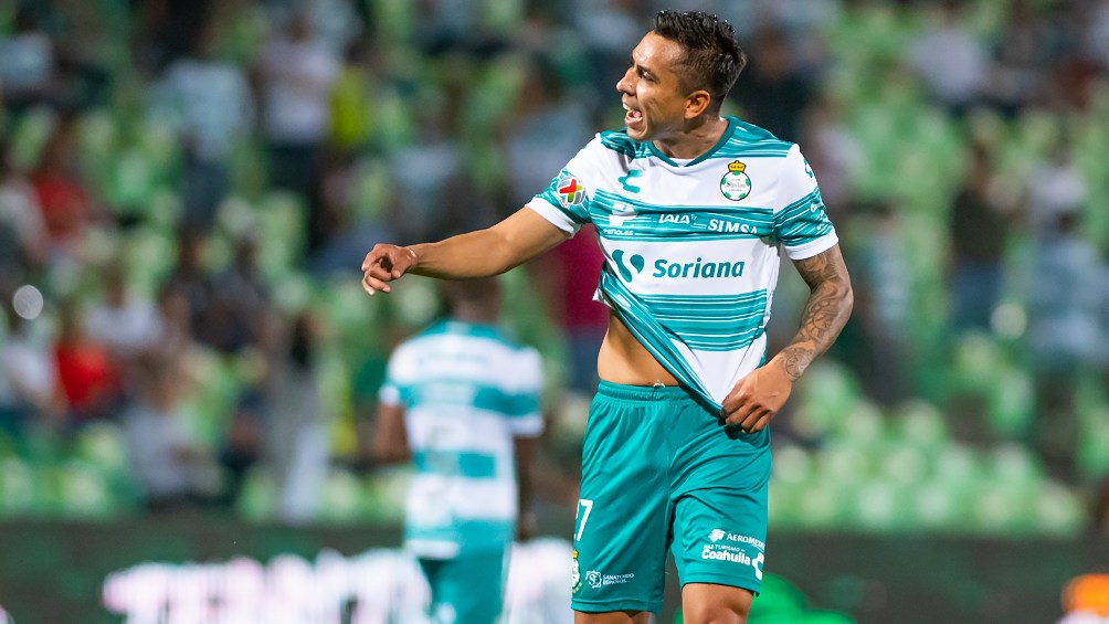 Jesús Isijara jugando partido con Santos en la Liga MX