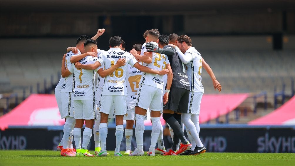 Jugadores de Pumas en partido de la Liga MX