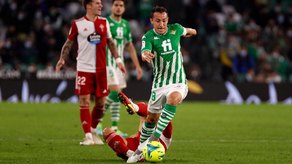 Andrés Guardado jugando partido con el Betis en LaLiga