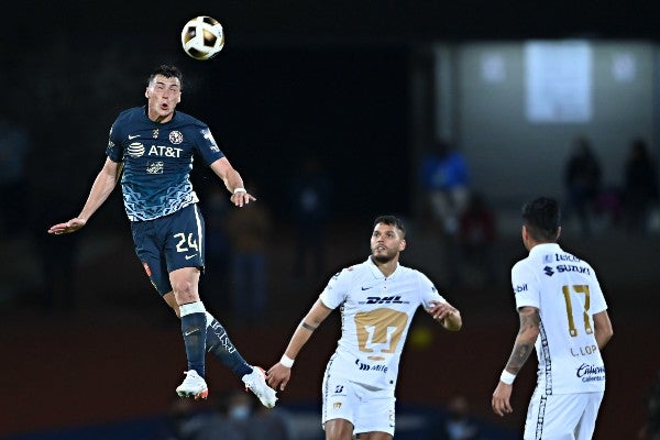 Federico Viñas en acción frente a Pumas