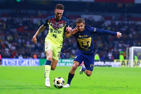 Miguel Layún en acción contra Pumas en el Apertura 2021