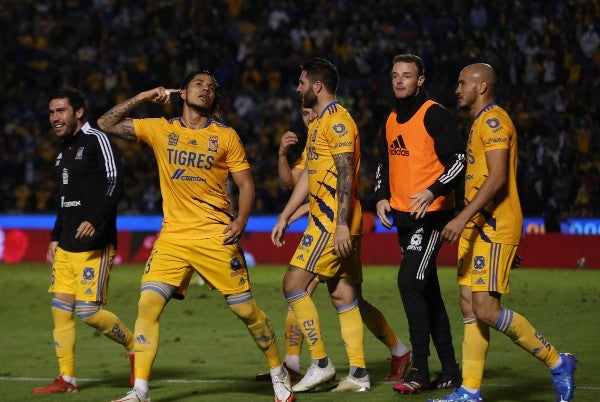 Carlos Salcedo celebra con Tigres