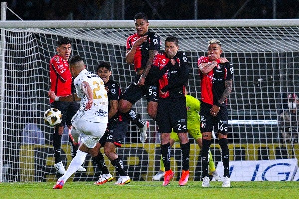 Nicolás Freire en acción frente a Atlas