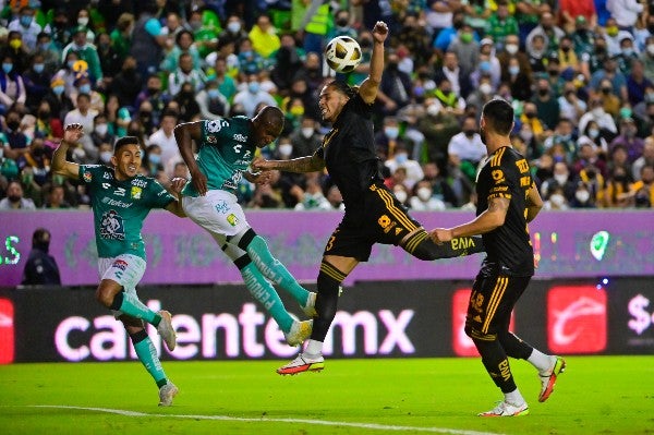 Carlos Salcedo en acción con Tigres