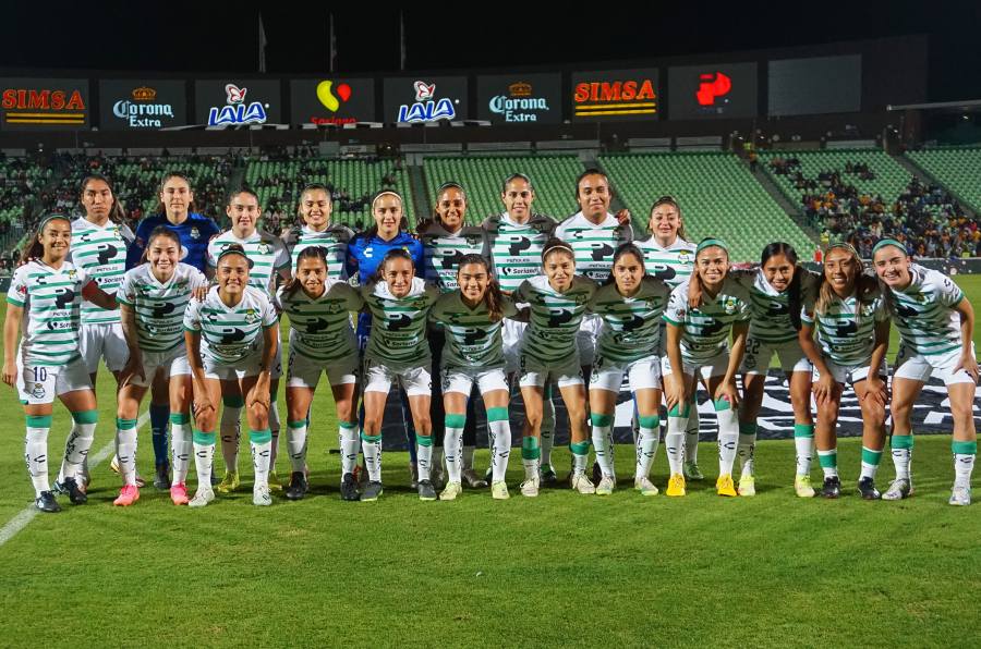 Futbolistas de Santos Femenil previo a juego