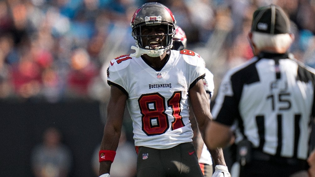 Antonio Brown jugando partido de la NFL con Tampa Bay