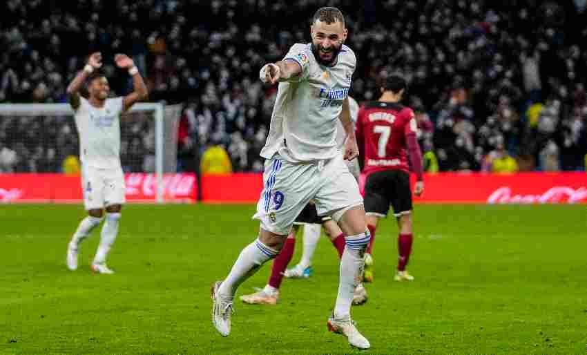 Benzema en el festejo de su gol 301