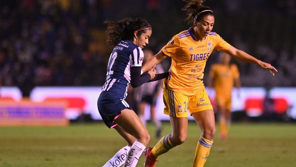 Jugadoras pelean un balón en Final ganada por Rayadas