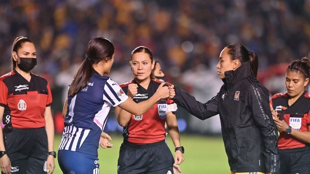 Capitanas de Rayadas y Tigres en la Final