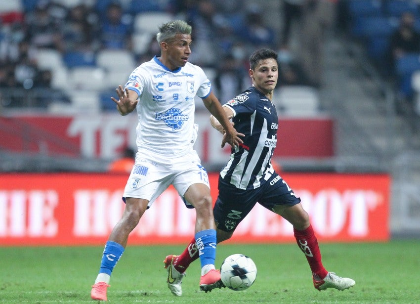 Sepúlveda (izq.) y Alfonso González (der.) en el duelo entre Rayados y Gallos Blancos