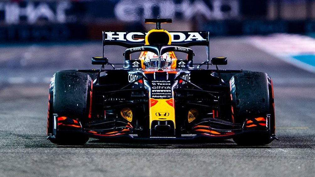 Max Verstappen corriendo en la Fórmula 1 con Red Bull