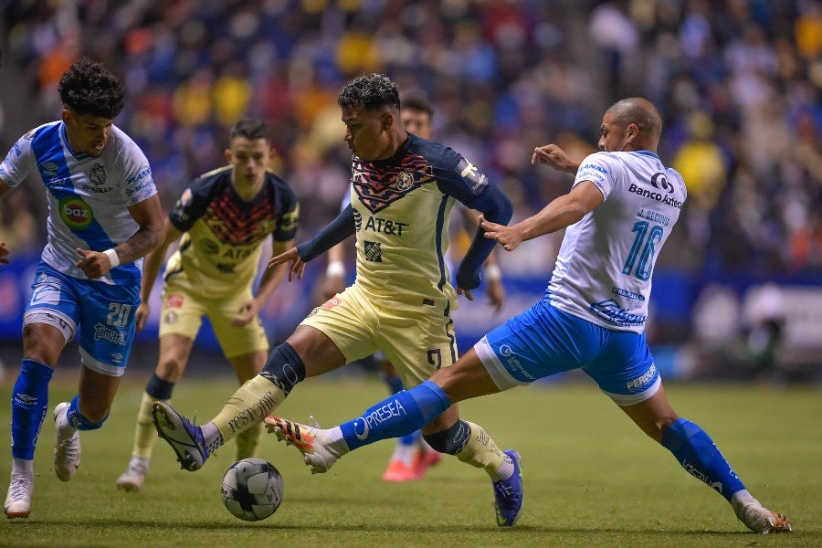 Roger Martínez durante un partido con América