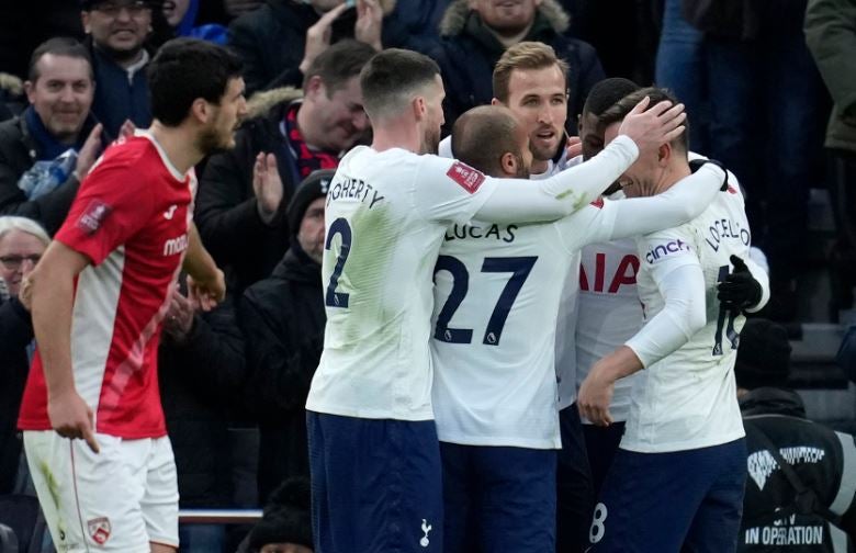 Jugadores del Tottenham festejan un gol