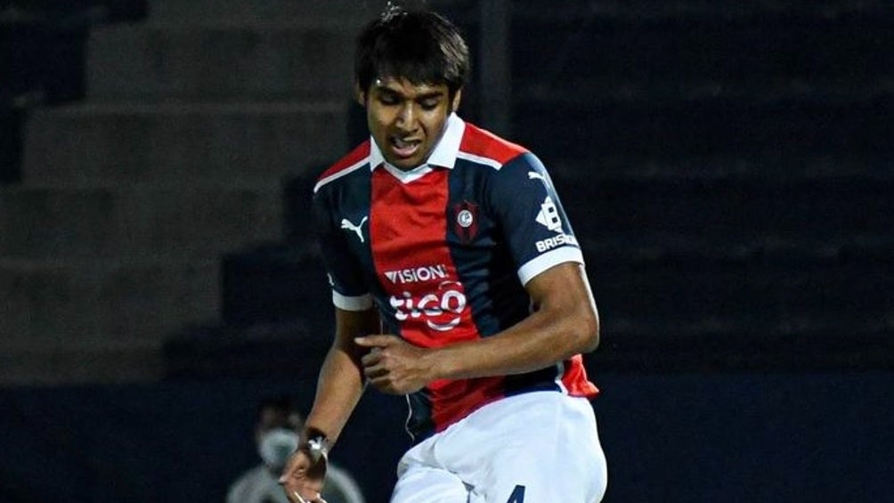 Alexis Duarte jugando partido en Paraguay con Cerro Porteño