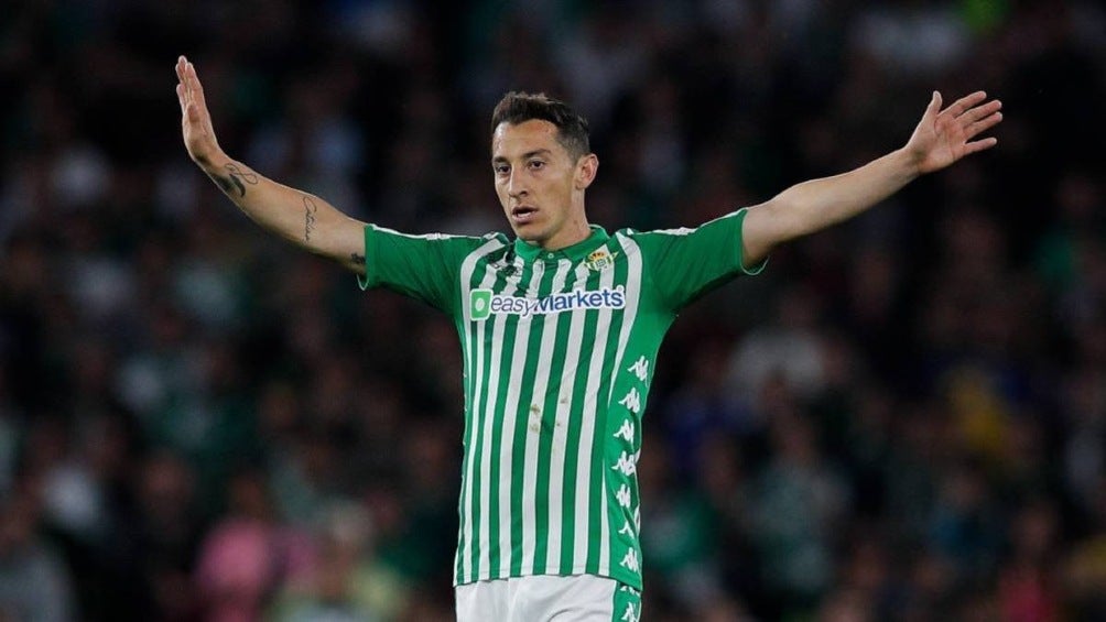 Andrés Guardado jugando partido con Real Betis en LaLiga