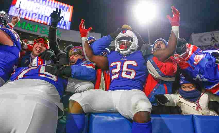 Devin Singletary festejando con los fanáticos 