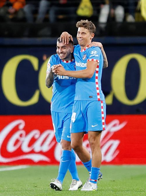 Correa y Llorente festejando un gol