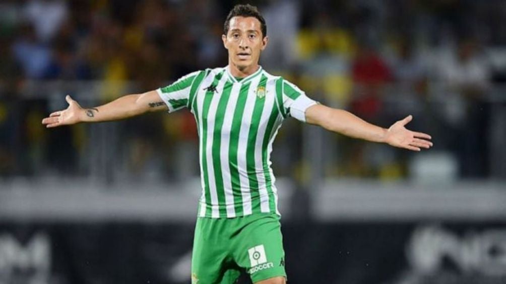 Andrés Guardado jugando partido con Real Betis en LaLiga