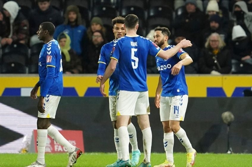 Jugadores del Everton festejando un gol