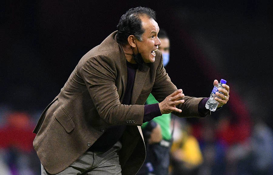 Juan Reynoso durante el juego ante Xolos