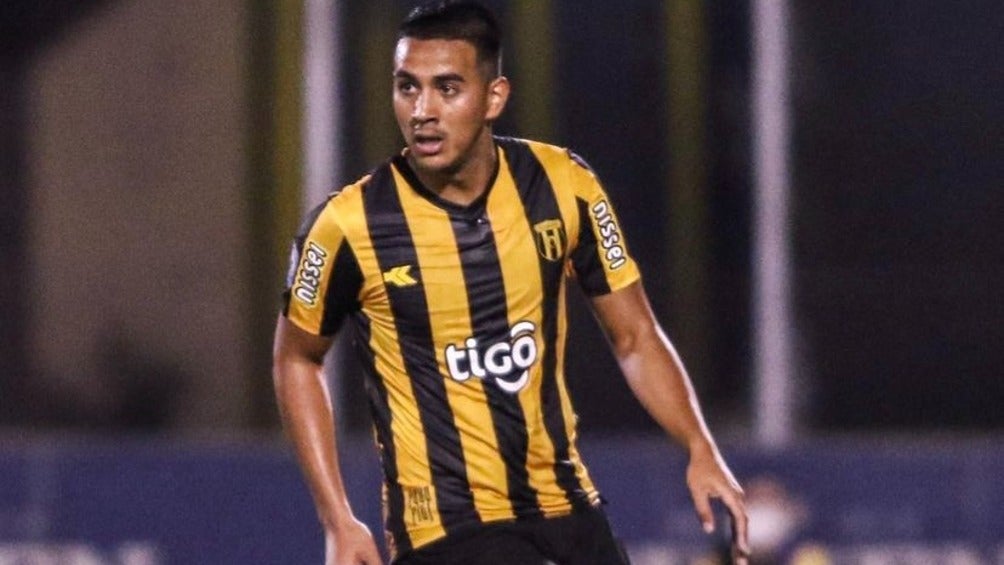 Roberto Fernández jugando partido en Paraguay con Club Guaraní