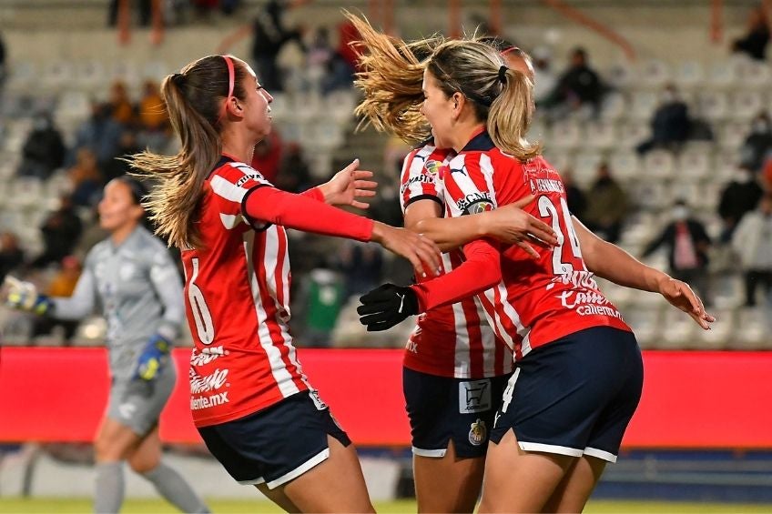 Jugadoras de Chivas celebrando un gol