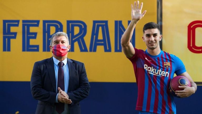 Joan Laporta junto a Ferran Torres 