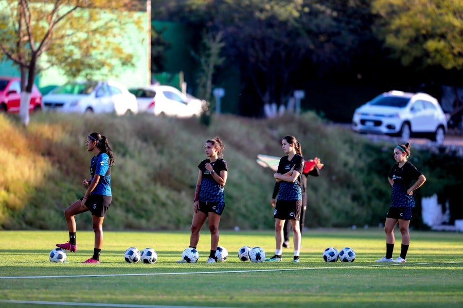 Jugadoras de Gallos durante un entrenamiento