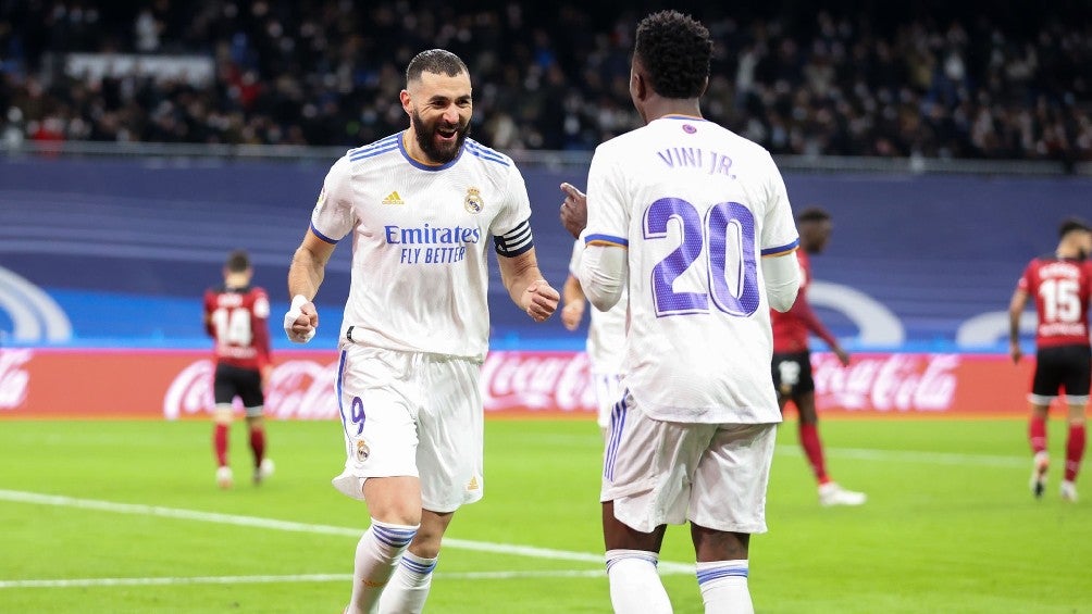 Karim Benzema y Vinícius Jr. celebrando gol con el Real Madrid