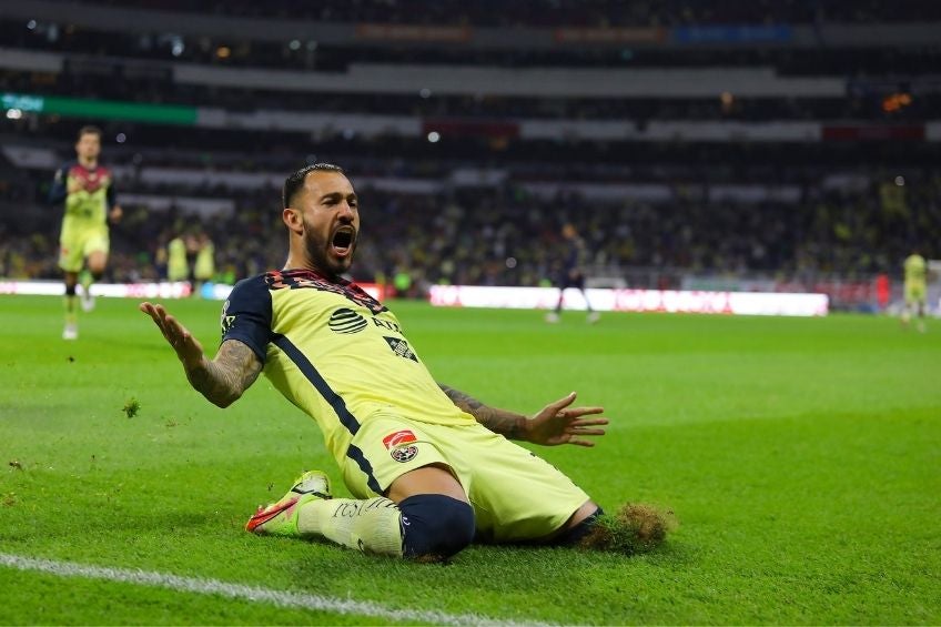 Aguilera festejando un gol con el América