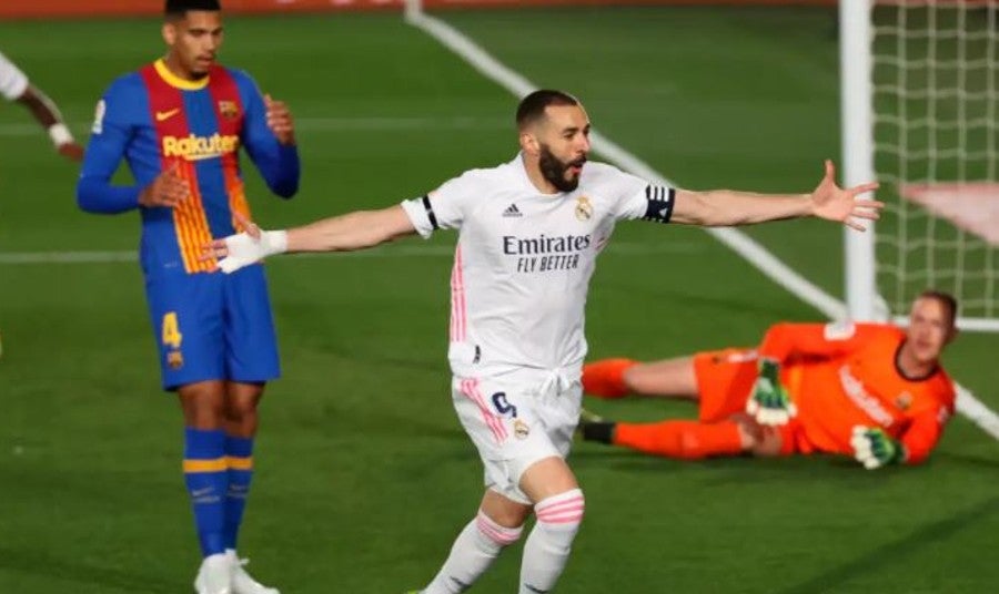 Karim Benzema marca gol ante el Barcelona