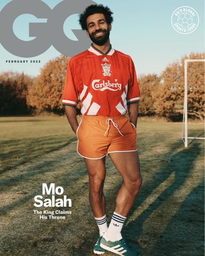 Salah con una versión retro de la playera del Liverpool