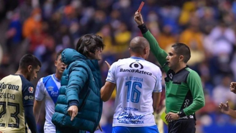 Santiago Solari siendo expulsado ante Puebla