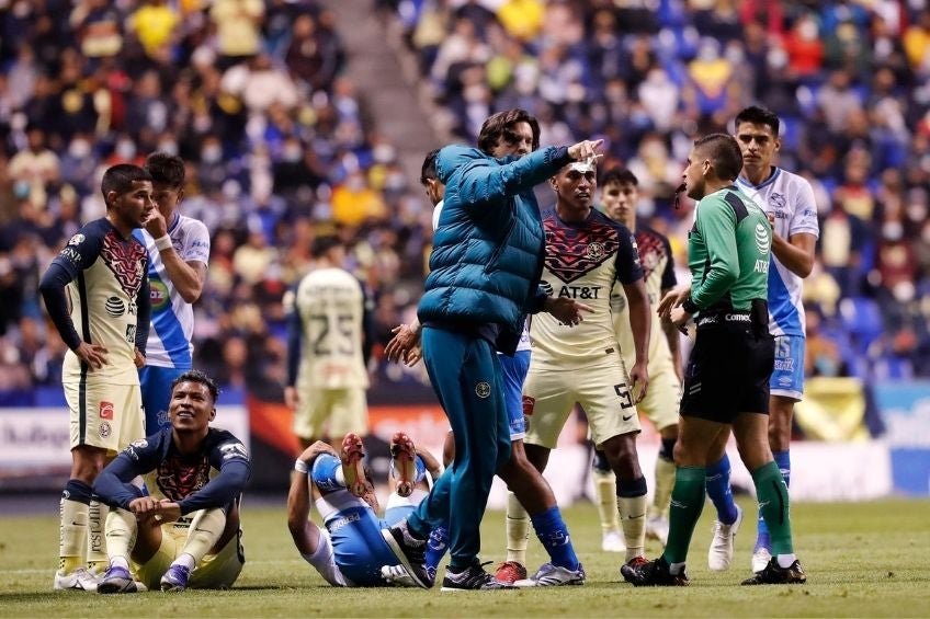 Santiago Solari reclamándole al árbitro