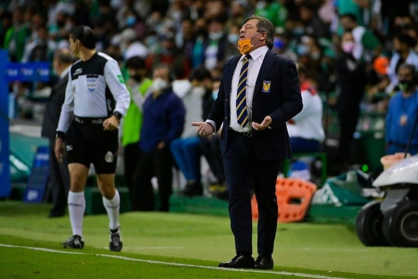 Miguel Herrera en un partido de Tigres