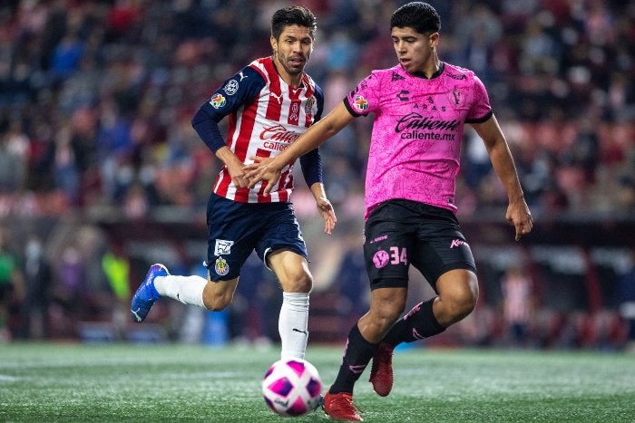 Oribe Peralta en acción con Chivas