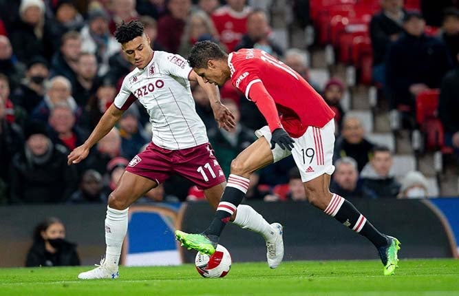 Aston Villa enfrentando al Manchester United  en la FA Cup