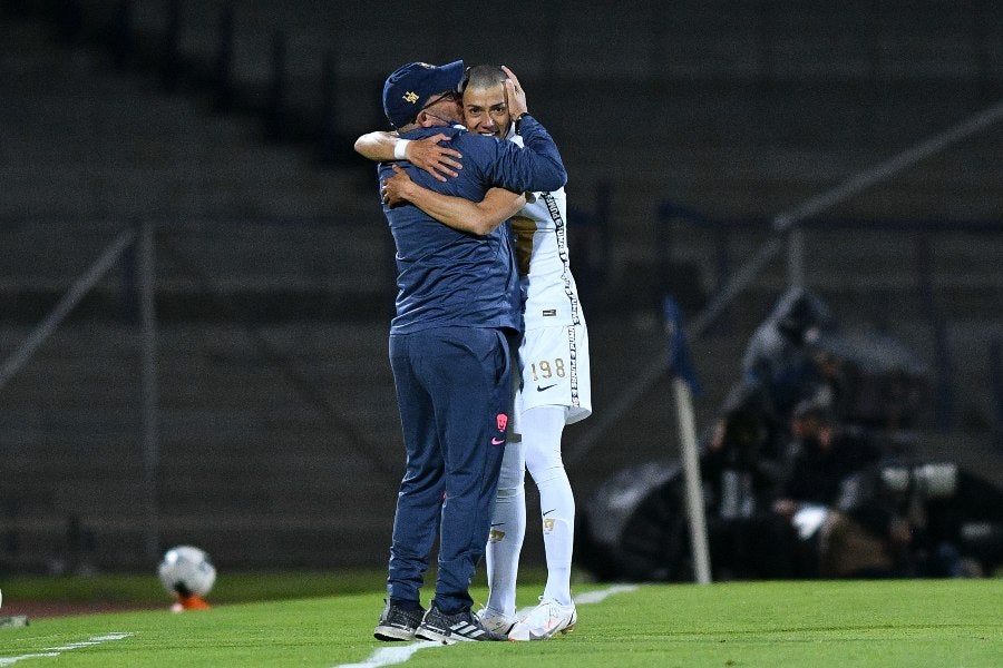 Lillini festejando con el debutando Ruvalcaba