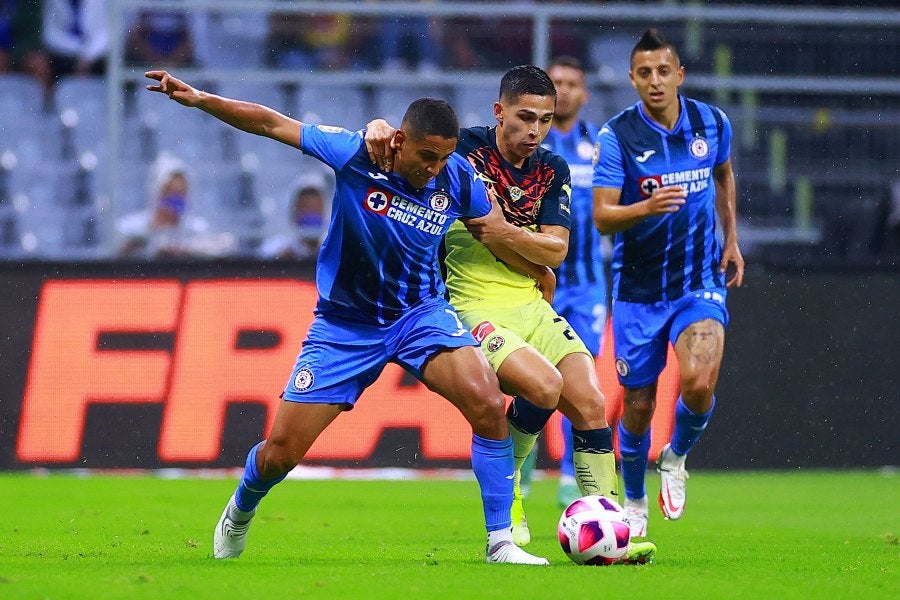 Luis Romo durante un partido con Cruz Azul