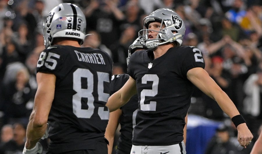 Daniel Carlson tras el gol de campo del triunfo de Raiders