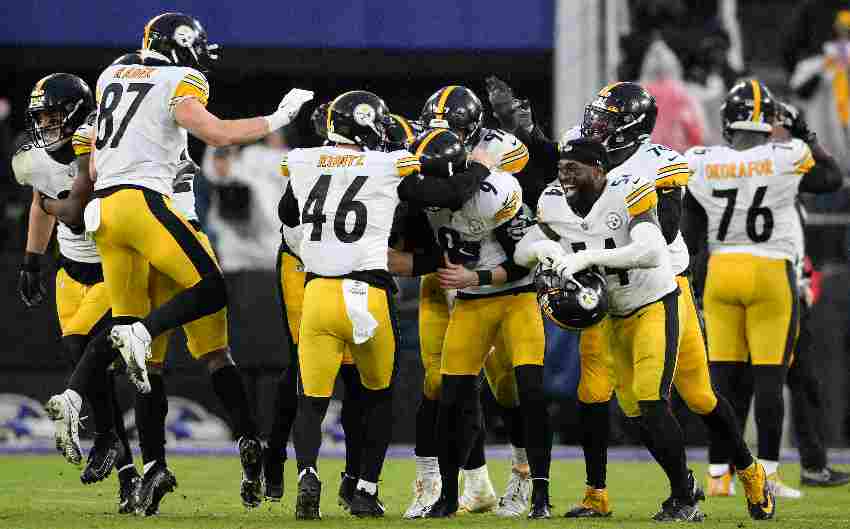 Steelers festejando la victoria ante Baltimore 